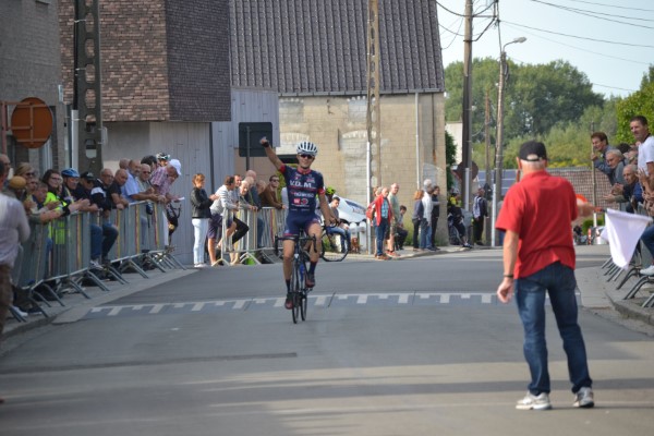 Gilles De Wilde solo naar de zege in Baardegem cyclingsite.be